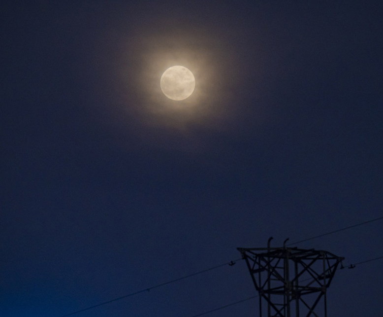 A supermoon nggumunke katon liwat yongcheng