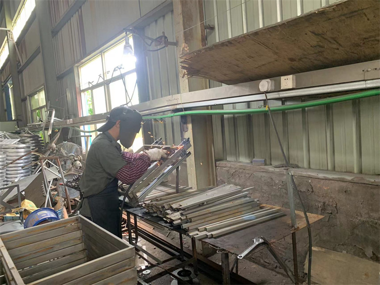 Proses produksi diwasa set furnitur