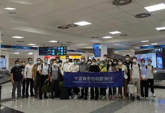 Sawise penerbangan 12 jam, 36 buruh perdagangan manca teka kanthi slamet ing Budapest