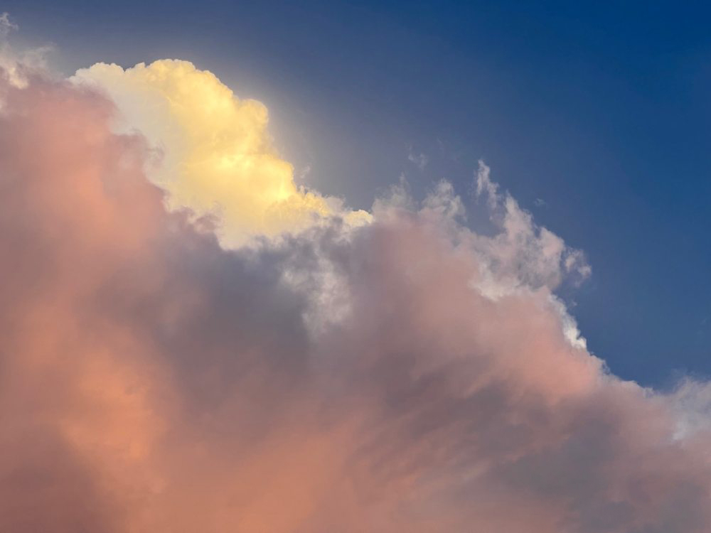 Delengen! Awan warna-warni katon ing langit Ningbo