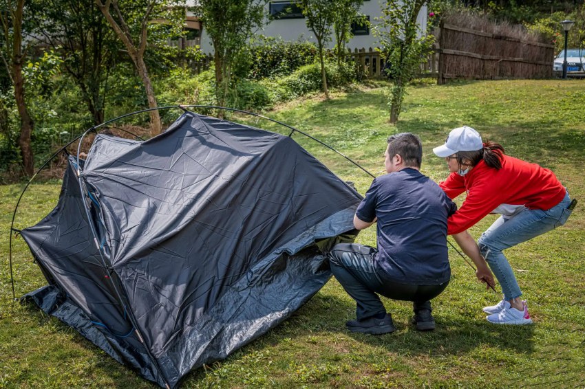 Apa katrampilan kanggo pasang tenda ing njaba?